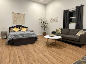 Chic, spacious, cozy Guest House great location!